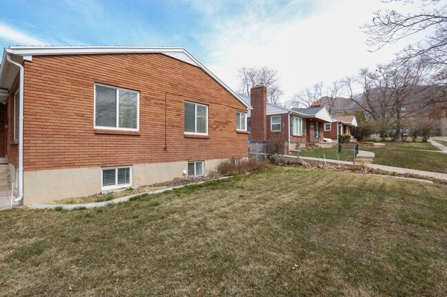 Building Photo - 3 Bedroom Home Near Sugarhouse!