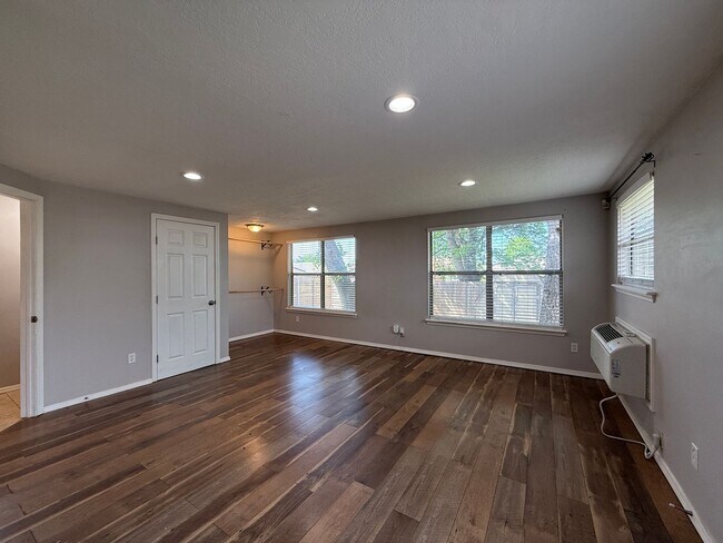 Building Photo - Convenience and Charm Meet! 4 bedroom