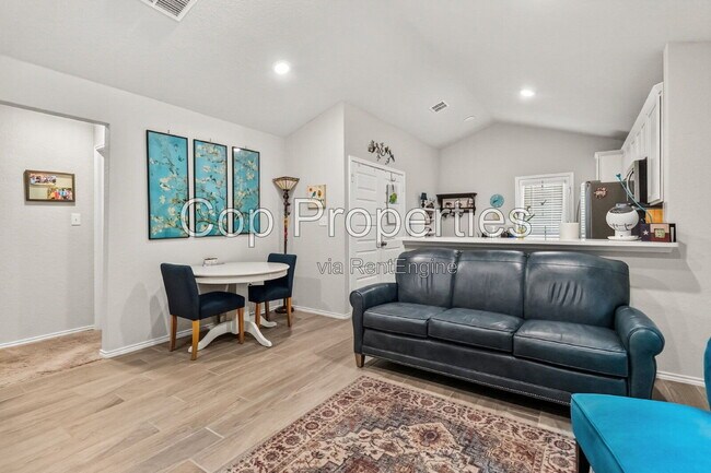 Building Photo - 2425 Ayers Dr