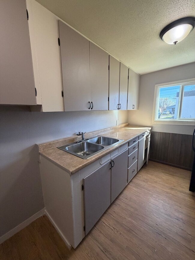Building Photo - Newly Remodeled 3Bed/ 1Bath