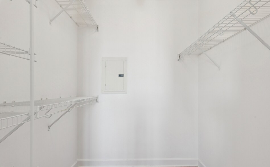 Walk-In Closet - 400 N La Salle Dr