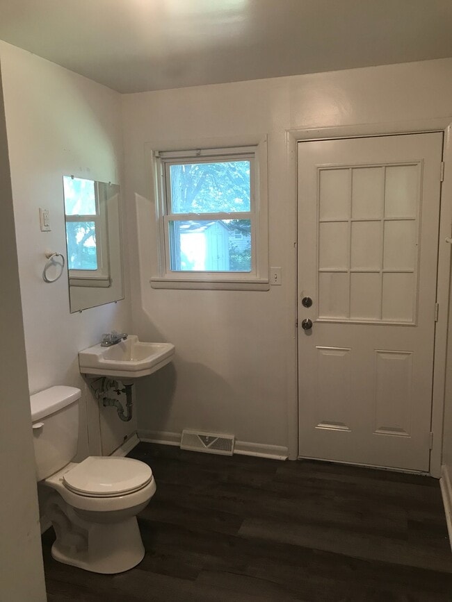 Building Photo - Updated SE Springfield Home -Available Now