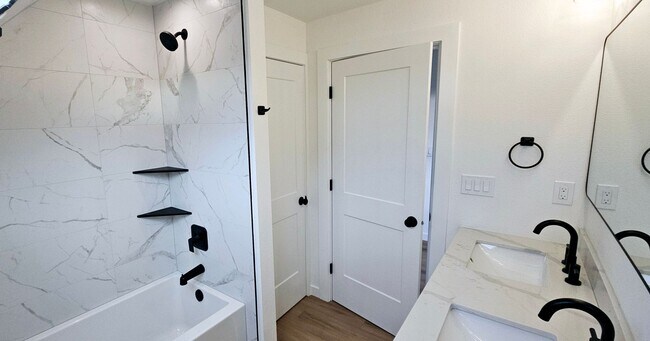 Building Photo - MOVE-IN SPECIAL! Recently Renovated 2 Stor...