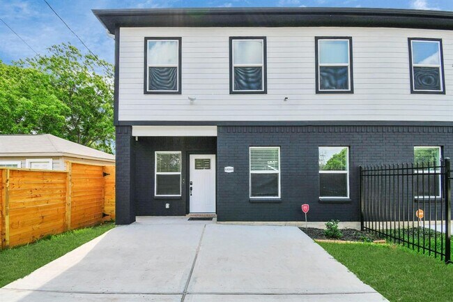 Primary Photo - 8406 Parnell St