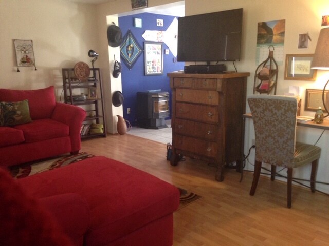 Living room. FREE wifi. Best wifi available in Page. - 224 Hopi Ave