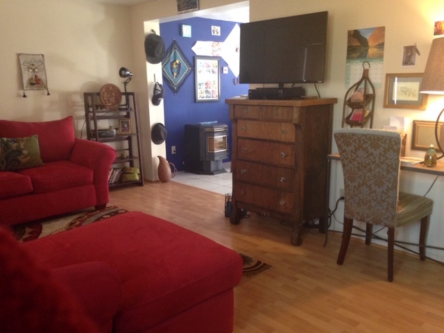 Living room. FREE wifi. Best wifi available in Page. - 224 Hopi Ave