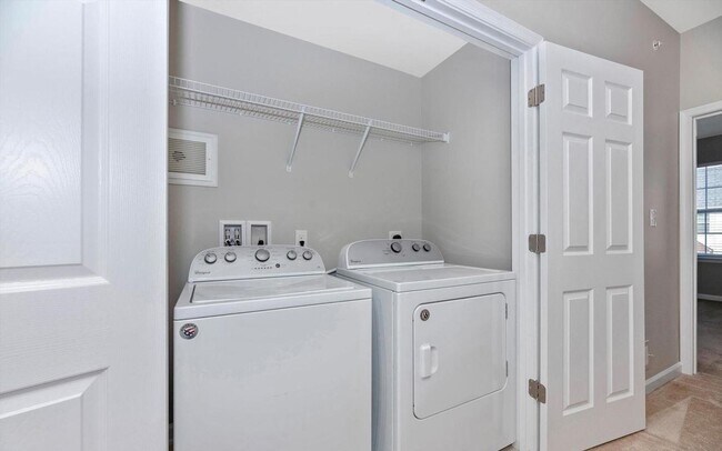 Building Photo - 3 level townhouse (newer construction) in Jefferson Place Community available early May!