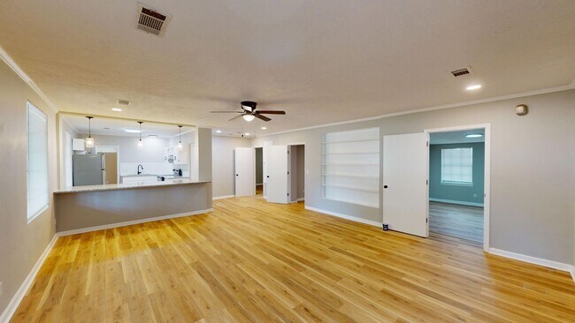 Building Photo - Walk to Downtown Prattville!!! 4/2 Completely Updated!