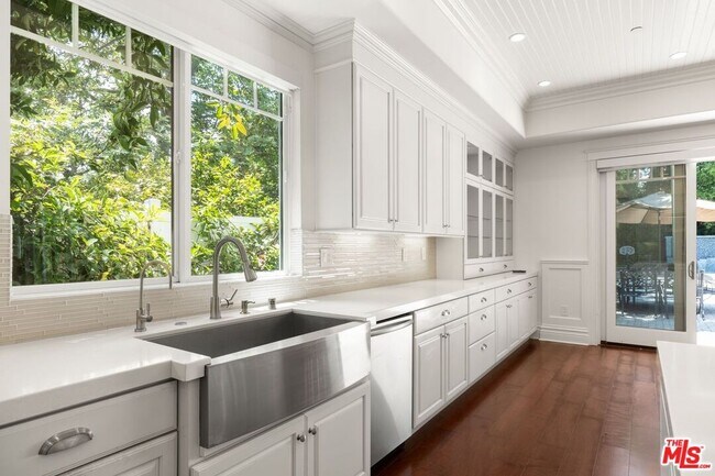 Building Photo - 453 S Bentley Ave