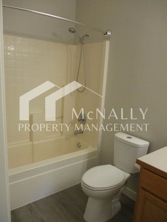 Building Photo - Charming Condo with Bonus Room in Horseshoe Gardens