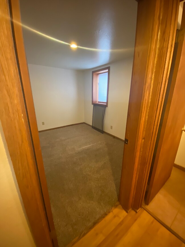 Building Photo - Midtown Three Bedroom Basement Space for R...