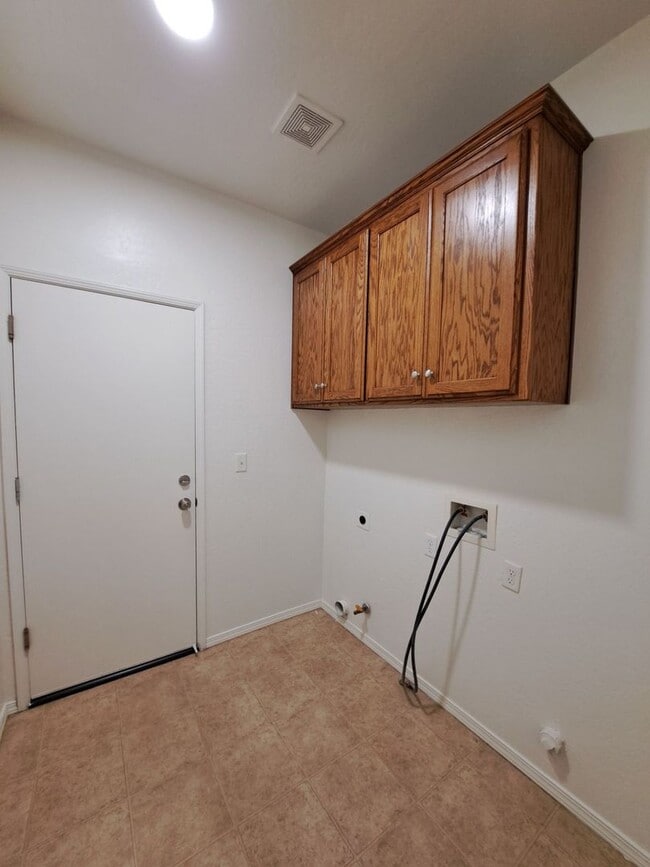 Building Photo - Comfortable Two-Story 4BR Home in Fresno!