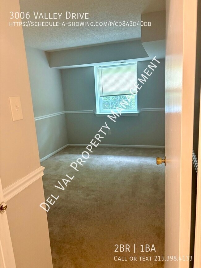 Building Photo - 3006 Valley Dr