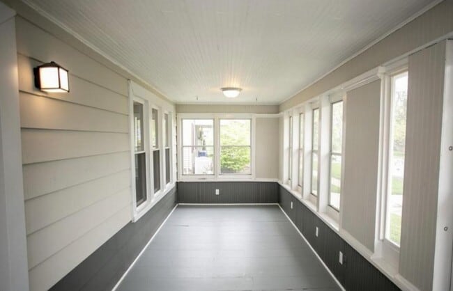 Building Photo - 209 E Hobart Ave