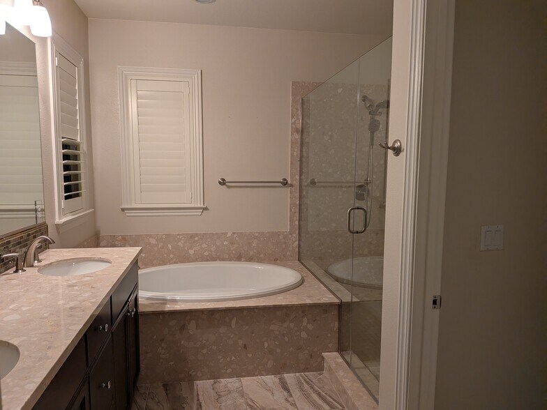 Master bath - 427 Silvercrown Way