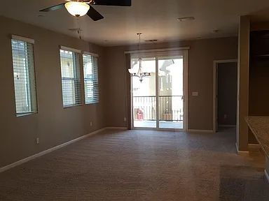 Building Photo - Well Maintained, spacious 3 bedroom single family home nestled in a great neighborhood in Rosevil...