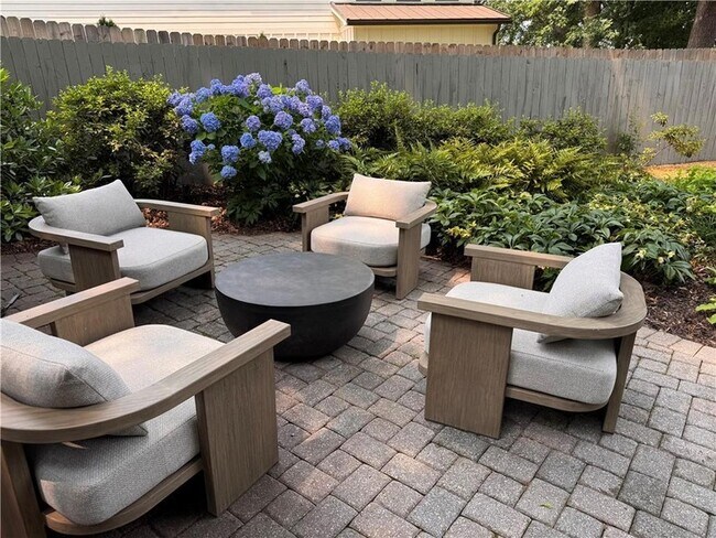 Building Photo - 28 Clay St SE