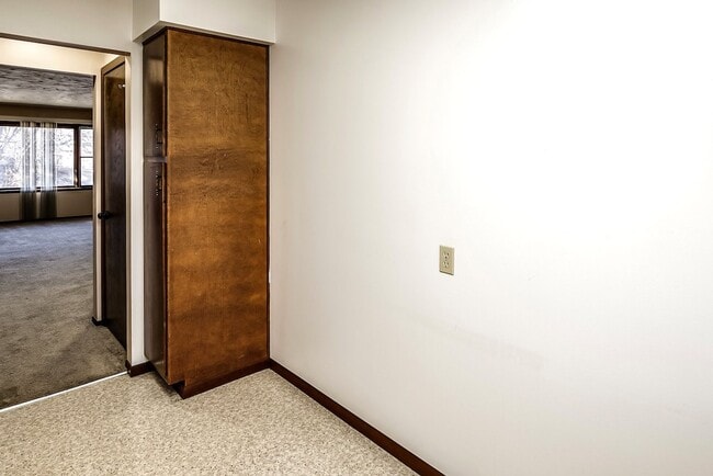 Building Photo - Spacious 2-Bed and 1-Bath Apartment!