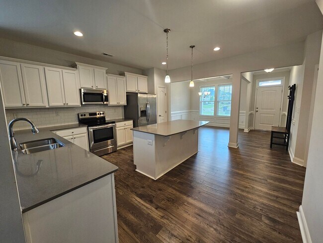 Building Photo - NEW LISTING!!!!!