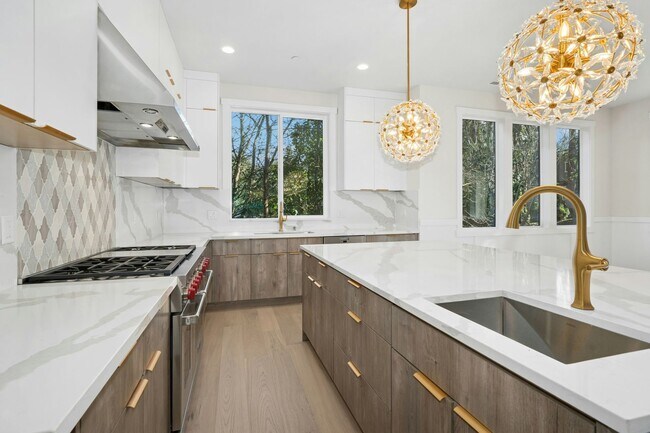 Building Photo - 5Bd/4.5Ba Bellevue House