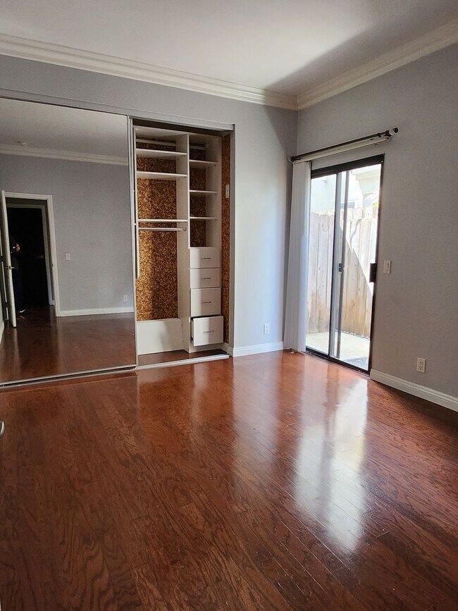 Building Photo - 4568 Kansas St