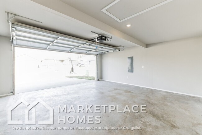 Building Photo - 884 S Brambling Ln