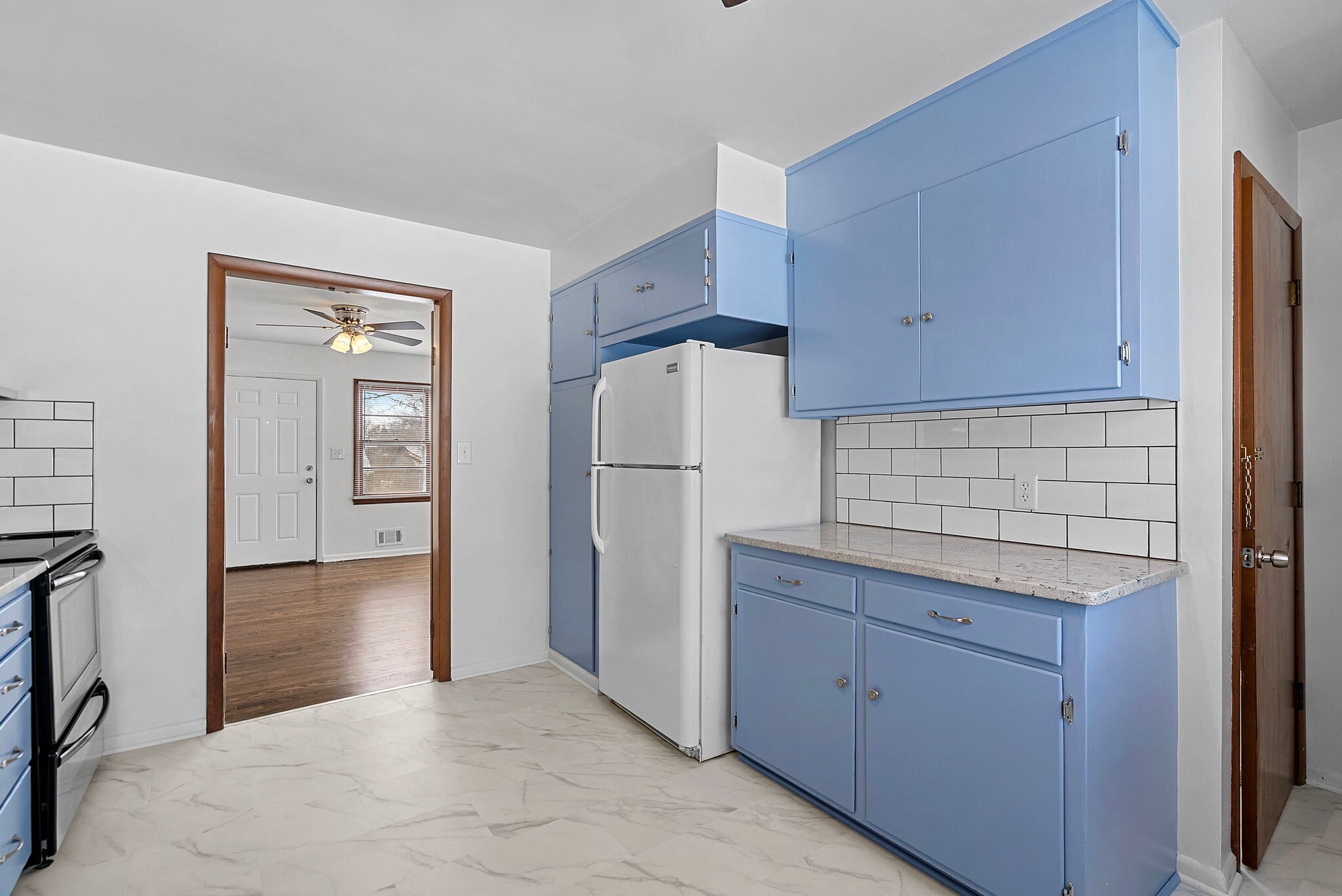 Building Photo - 906 E 84th St