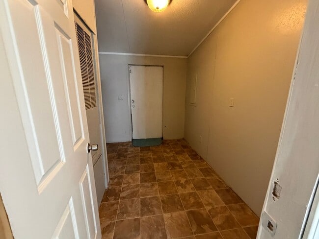 Building Photo - Huge 4 bed for only 1400?!?!