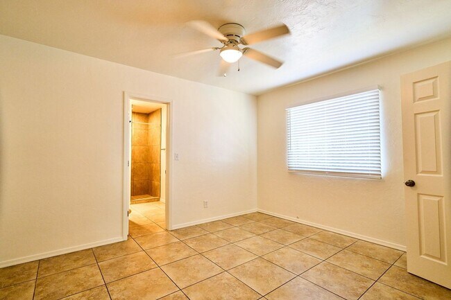 Building Photo - Eastside (Broadway and Wilmot) 3 bedroom, ...