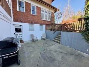 Building Photo - Montlake Duplex