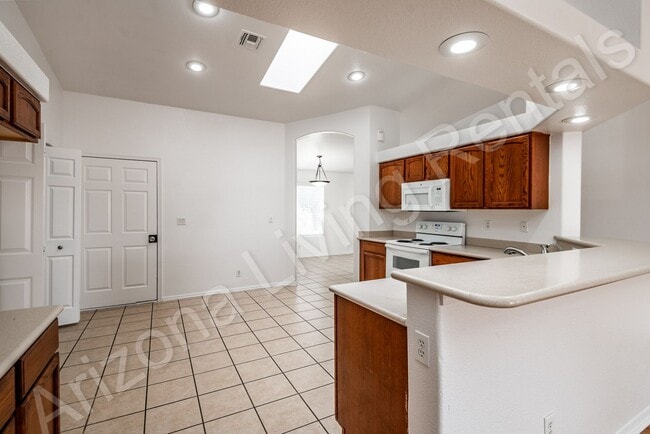 Building Photo - AMAZING 4 BEDROOM HOME