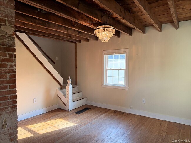 Building Photo - 265 Maybrook Rd