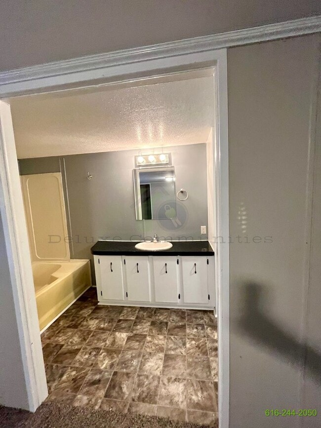 Building Photo - 3 Bedroom Mobile Home! Available NOW! Middleburry!