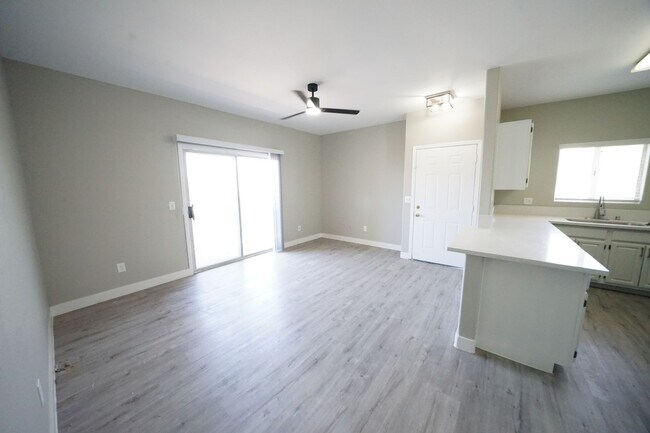 Building Photo - SHOWINGS AVAILABLE NOW