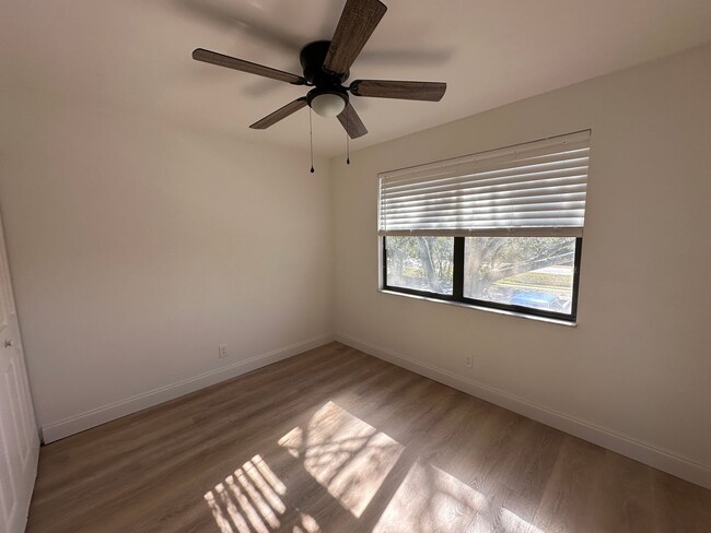 Building Photo - 2 bedroom 1 Bath newly renovated 1 mile fr...