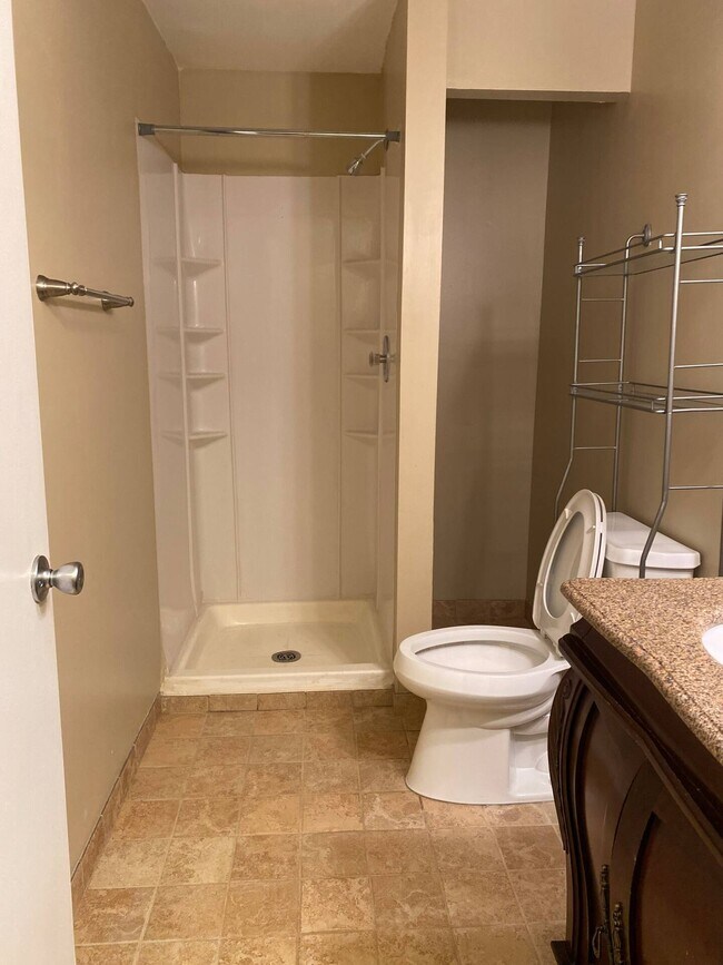 Building Photo - 5819 Waterdale Ct