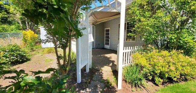 Building Photo - Large Four Bedroom Home in West Salem