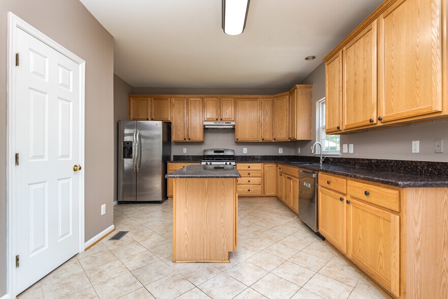 Kitchen w island - 15121 Toccoa Ct