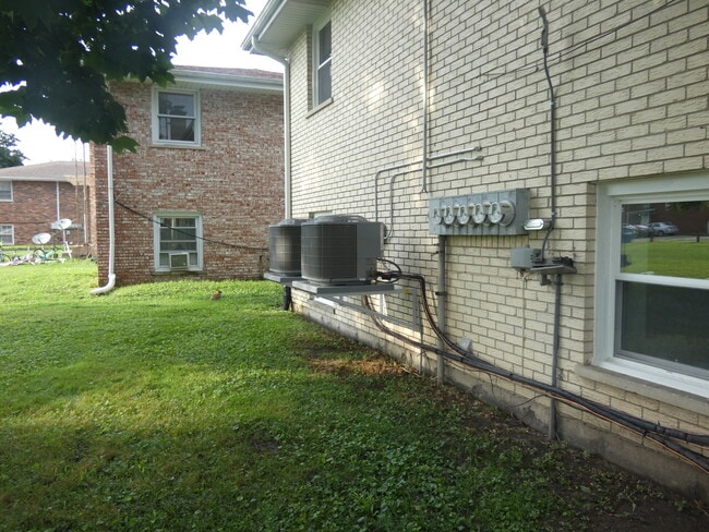 Building Photo - 241 S Small Ave