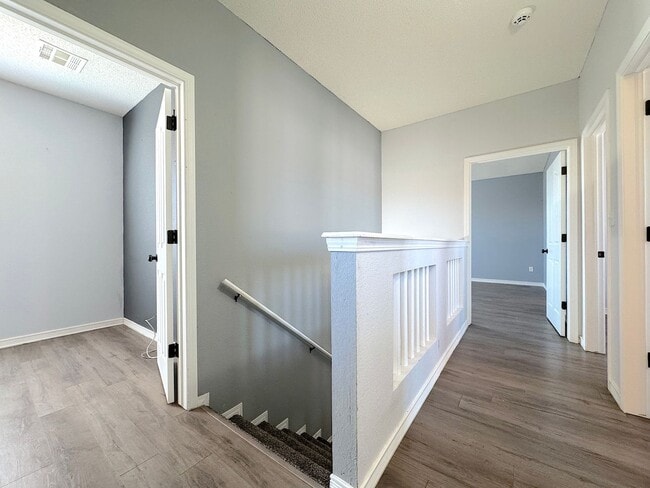 Building Photo - Gorgeous 5bed/3bath Refrig A/C with 2 Master Bedrooms!