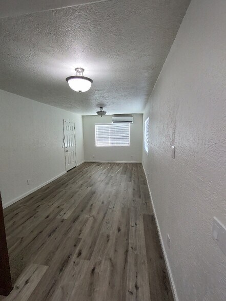 Building Photo - 137 S Ash Ave