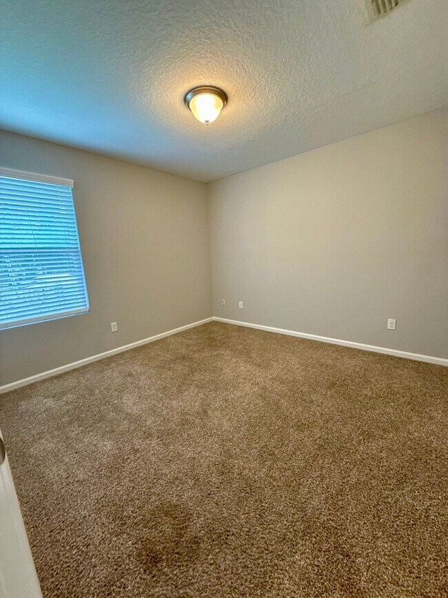 Building Photo - Great 3 bed 2.5 Bath House close to Intrac...