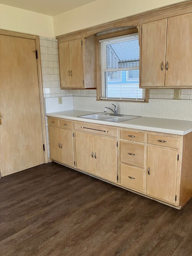 Building Photo - 2 Bedroom Single Family Home