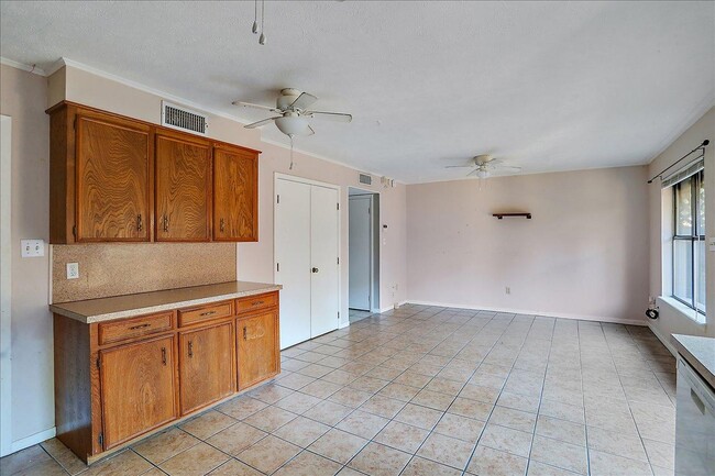 Building Photo - 14 Shore Dr