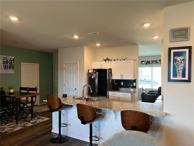 Building Photo - 2960 W McLaren Dr
