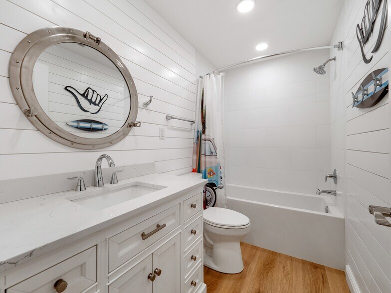2nd full bath - 4105 SE 19th Pl