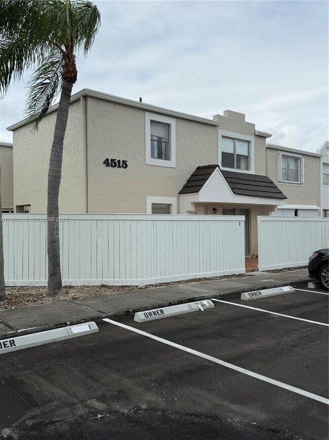 Building Photo - 4515 SW 68th Ct Cir