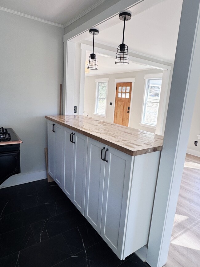 Building Photo - 1880 E Broad St