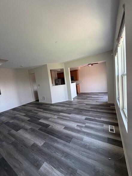 Building Photo - 1527 Yellowstone Dr