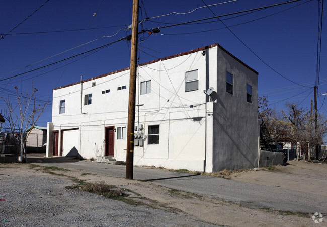 Building Photo - 15563-15575 5th St